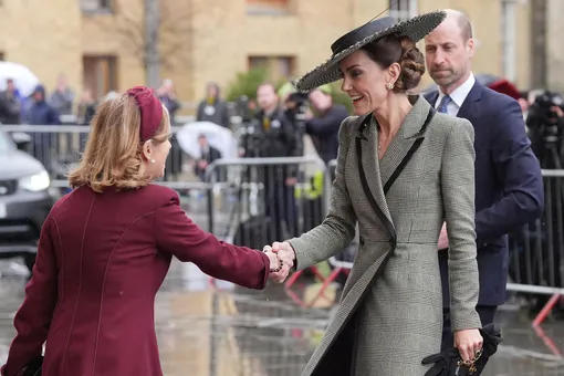 Кейт Миддлтон выбрала для выхода в свет кашемировое платье-пальто