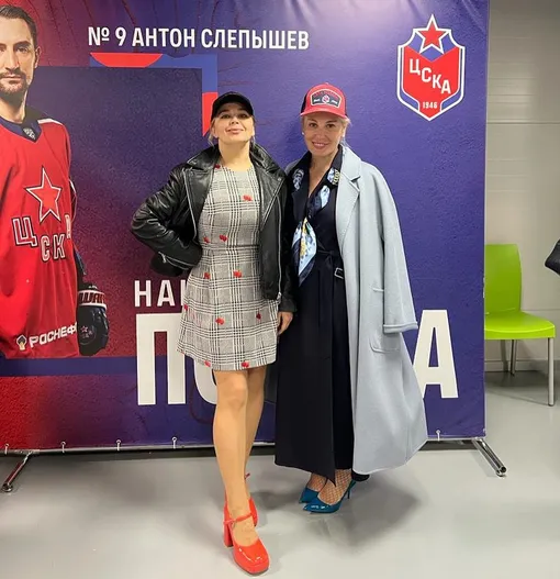 Ирина Пегова с подругой на хоккейном матче