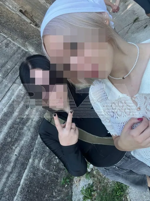 Восьмиклассница-поджигательница со старшей сестрой Восьмиклассница-поджигательница со старшей сестрой