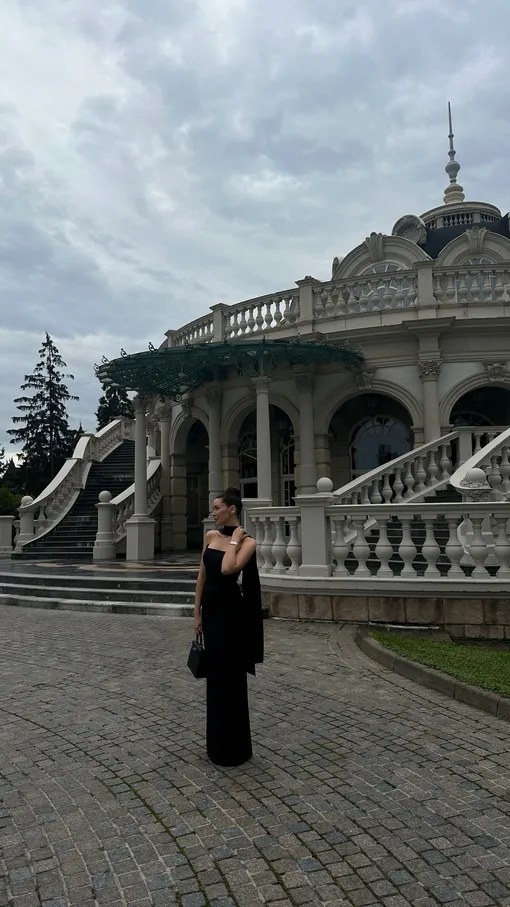 Анна Заворотнюк позировала на фоне исторического здания