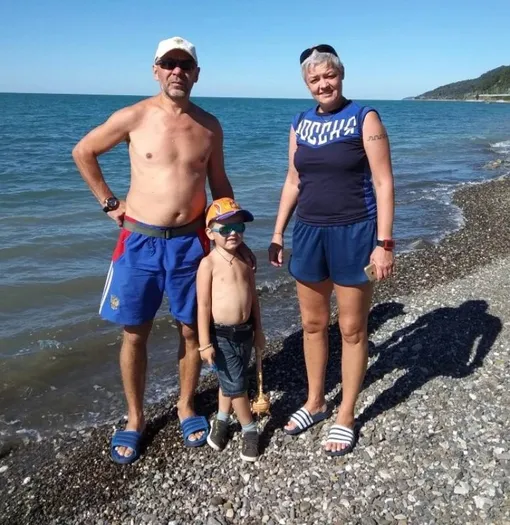 Максим Жданов с женой и сыном