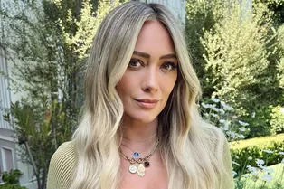 «Я люблю свое тело!»: Хилари Дафф после трех родов снялась в купальнике