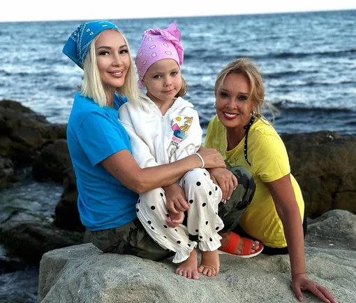 Лера Кудрявцева с дочерью Машей и сестрой Оксаной в Болгарии