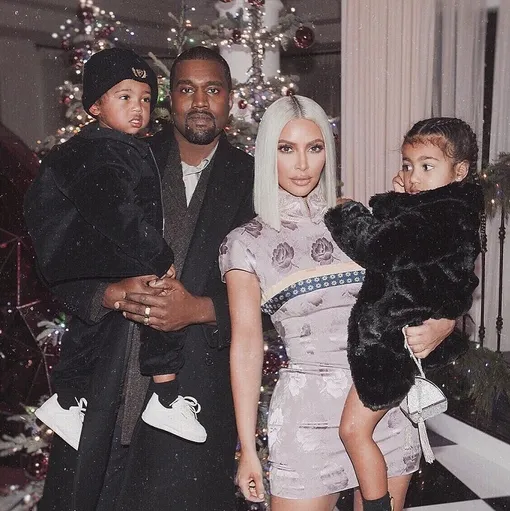 Ким Кардашьян и Канье Уэст с детьми Ким Кардашьян и Канье Уэст с детьми