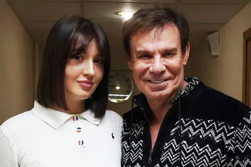 «Мне нравится, как Кристина ходит»: Ефим Шифрин впервые рассказал об отношениях с 25-летней студенткой «Мне нравится, как Кристина ходит»: Ефим Шифрин впервые рассказал об отношениях с 25-летней студенткой