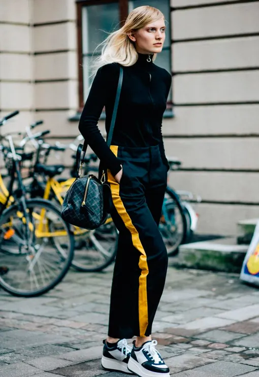 Модный женский спортивный костюм