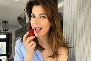 «Обаятельная и сексуальная!»: звезда «Ворониных» в купальнике снялась в бассейне «Обаятельная и сексуальная!»: звезда «Ворониных» в купальнике снялась в бассейне