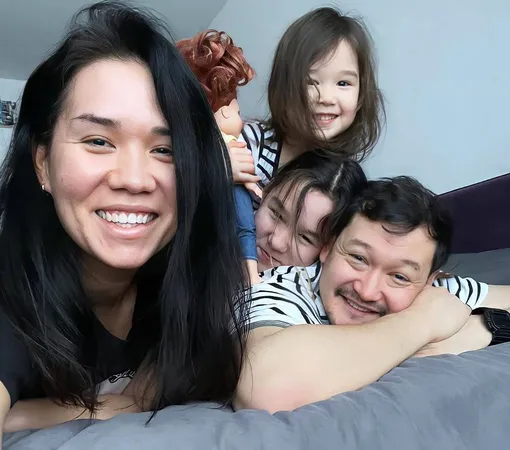 Ренат Мухамбаев с женой Альбиной и дочерьми Дариной и Даяне