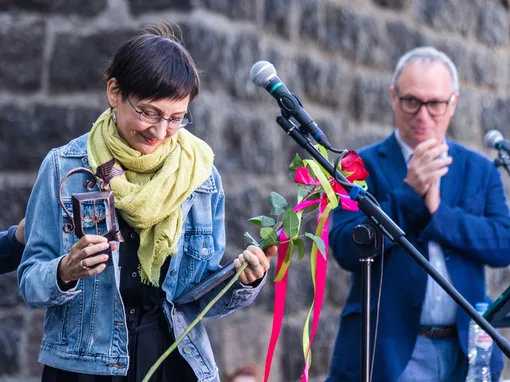 Наталья Назарова получает главный приз фестиваля «Окно в Европу» в Выборге Наталья Назарова получает главный приз фестиваля «Окно в Европу» в Выборге