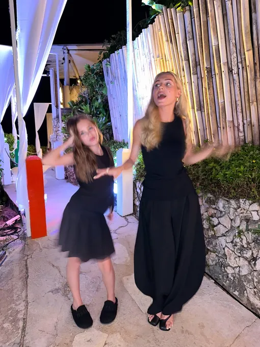 Кристина Асмус с дочерью Настей в похожих нарядах