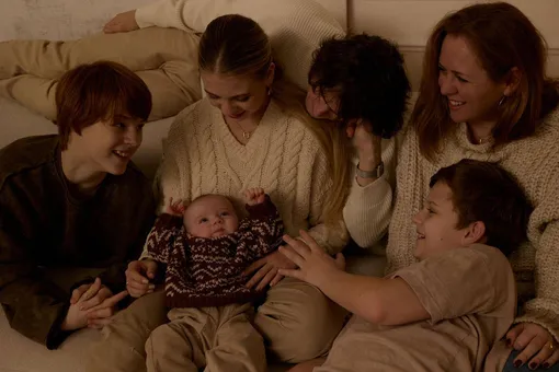 Александра Трусова с мужем, мамой, сыном и братьями