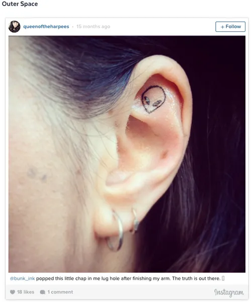 маленькое тату на ухе