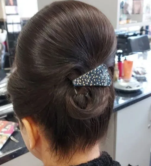 Знаменитая прическа бабетта — прекрасное дополнение к наряду стиляги