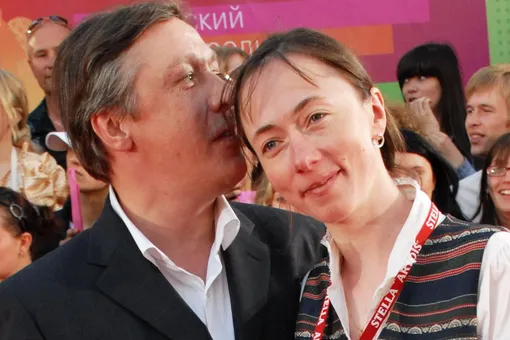 «Перестал общаться с друзьями, сидит в квартире»: Михаил Ефремов вернулся от любовницы к жене «Перестал общаться с друзьями, сидит в квартире»: Михаил Ефремов вернулся от любовницы к жене