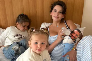 «Инопланетное чудо внезапно приземлилось в палату»: Лиза Моряк познакомила дочерей с новорожденным братом «Инопланетное чудо внезапно приземлилось в палату»: Лиза Моряк познакомила дочерей с новорожденным братом