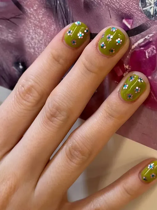 Эти сверкающие пайетки на ярко-зеленом фоне напоминают цветущий весенний луг