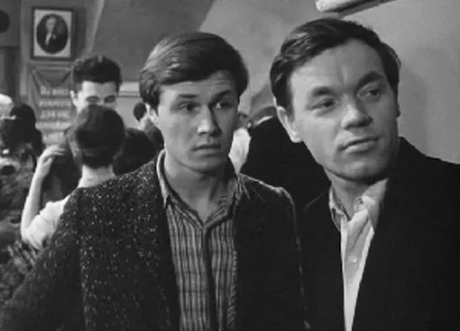 Александр Липов (по центру) в фильме «Живет такой парень»