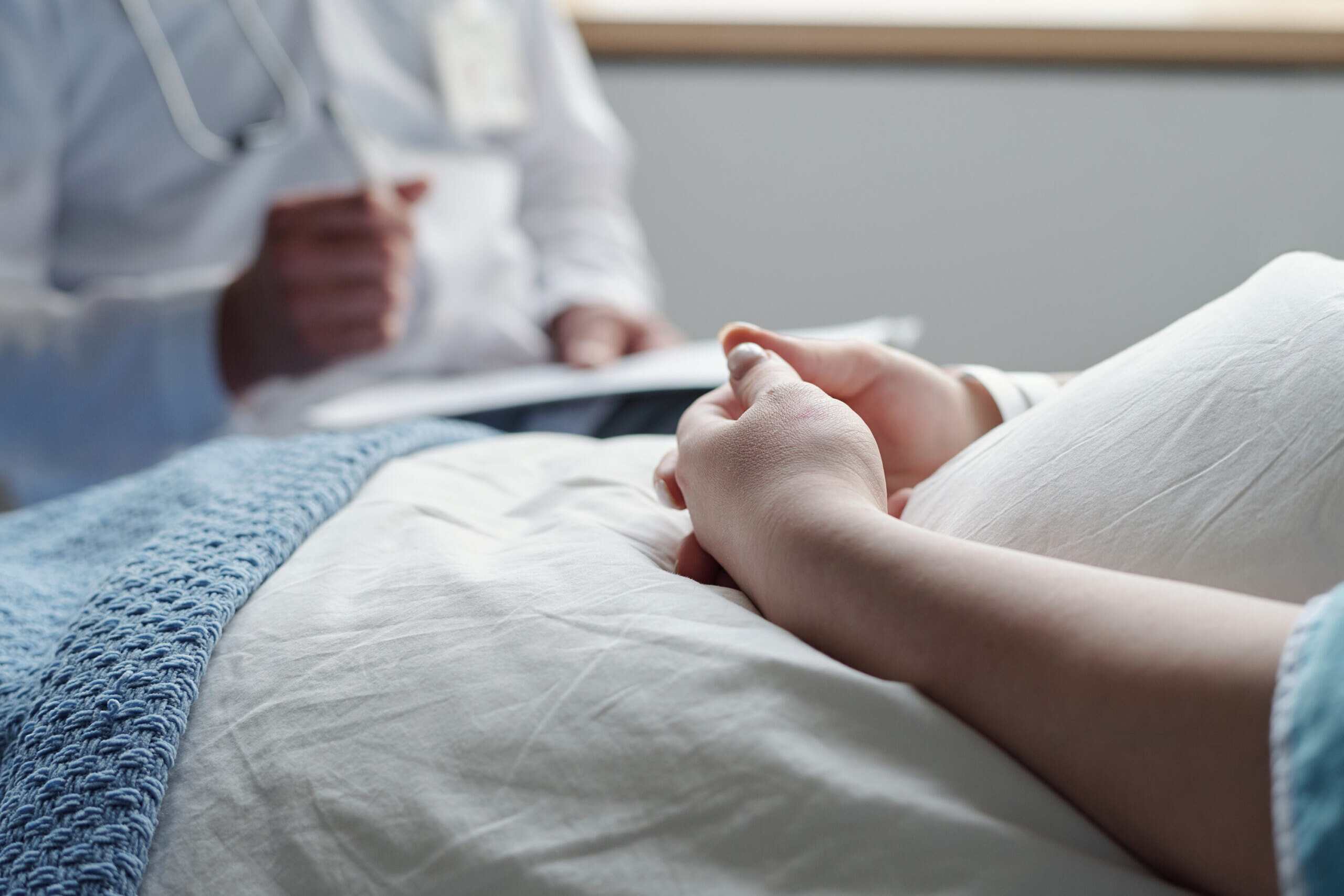 «Об этом надо на заборах, в лифтах и женских туалетах писать»: история о том, как ВПЧ перерос в рак