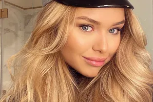 «Смелая милашка!»: Стеша Маликова в секси-шортах томно позировала на крыше