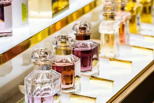 Куда распылять духи, чтобы они держались дольше: об это месте ты точно не знала!