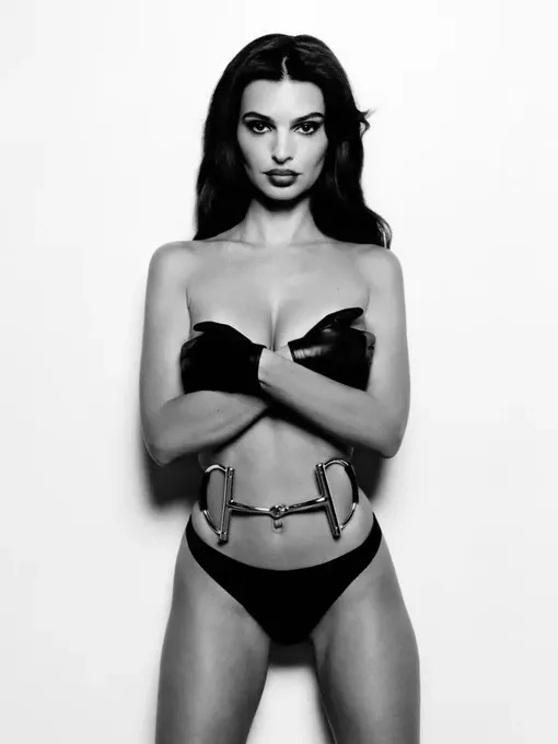 34-летняя модель надела пояс Gucci с фирменной пряжкой 34-летняя модель надела пояс Gucci с фирменной пряжкой