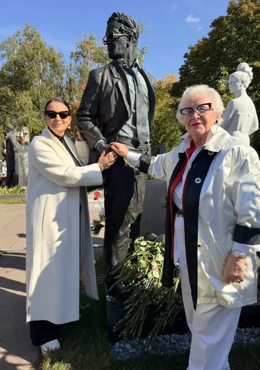 Екатерина Стриженова и Анна Шатилова на открытии памятника Игорю Кириллову Екатерина Стриженова и Анна Шатилова на открытии памятника Игорю Кириллову