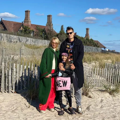 Звездные родители повеселились с дочерью на пляже Звездные родители повеселились с дочерью на пляже