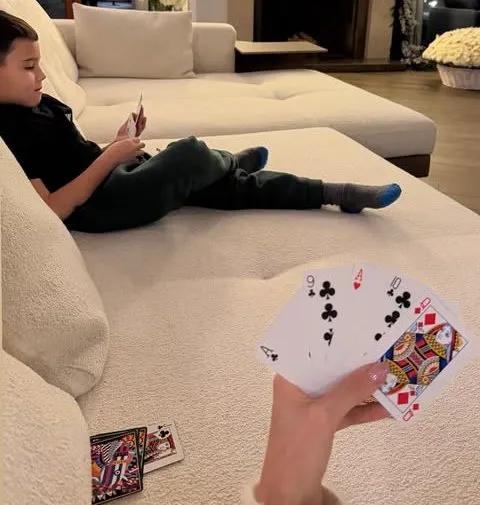 Анастасия Решетова играет в карты с сыном