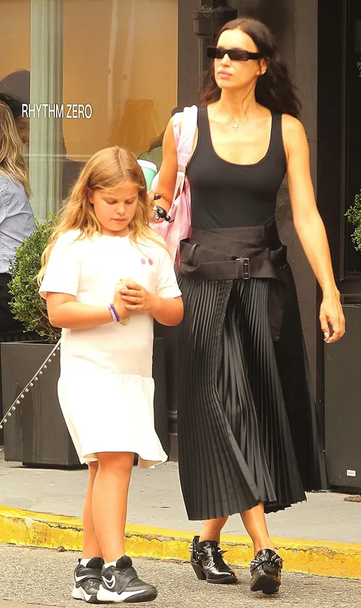 Ирина Шейк с Леей в Нью-Йорке Ирина Шейк с Леей в Нью-Йорке