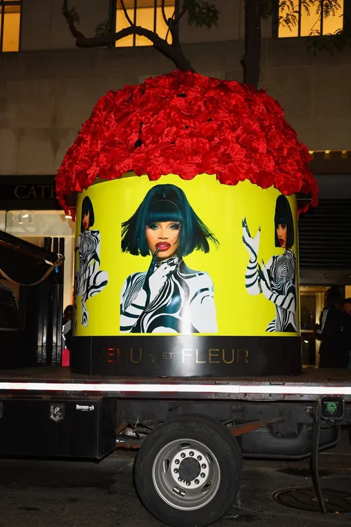 Стефон Диггс подарил Карби Би грузовик с розами