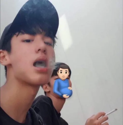 Фото Лихана до дебюта, на котором он курит, будучи подростком