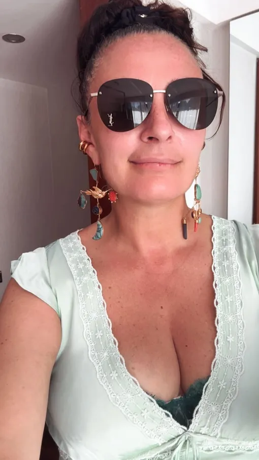 Елена Ваенга надела майку с глубоким декольте