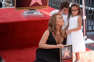 Мэрайя Кери показала своих близнецов на открытии звезды на «Аллее славы»