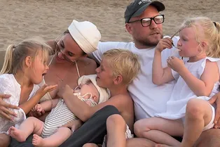 «Выбрались всем составом на отдых»: Владимир и Александра Селивановы показали забавное видео с четырьмя детьми в Турции «Выбрались всем составом на отдых»: Владимир и Александра Селивановы показали забавное видео с четырьмя детьми в Турции