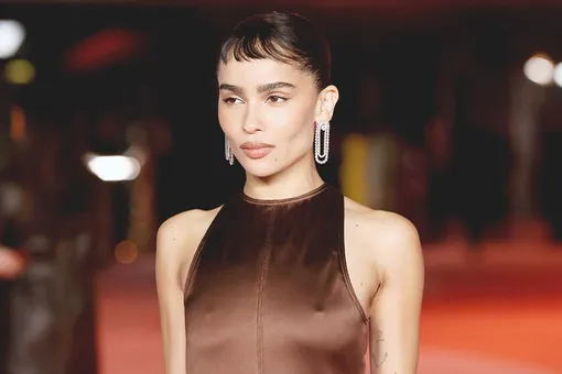 Зои Кравиц долгое время предпочитала носить микро-челку Зои Кравиц долгое время предпочитала носить микро-челку