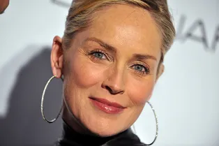 Шэрон Стоун в оригинальном платье с голыми плечами снялась для обложки глянца