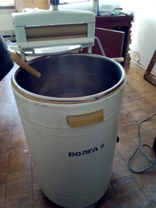 Первая советская стиральная машина «Волга-8» могла лишь перемешивать белье в мыльном растворе. Как долго она это делала? Первая советская стиральная машина «Волга-8» могла лишь перемешивать белье в мыльном растворе. Как долго она это делала?