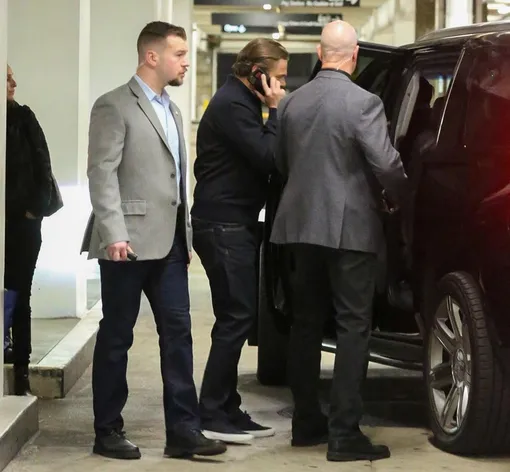 Покидая мероприятие, Лео с кем-то оживленно общался по телефону