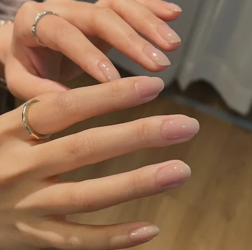 Иногда минимализм — это лучшее украшение любых ногтей