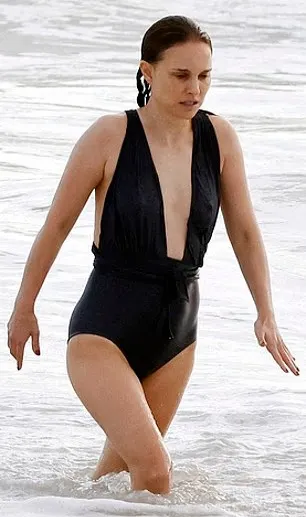 Натали Портман на пляже