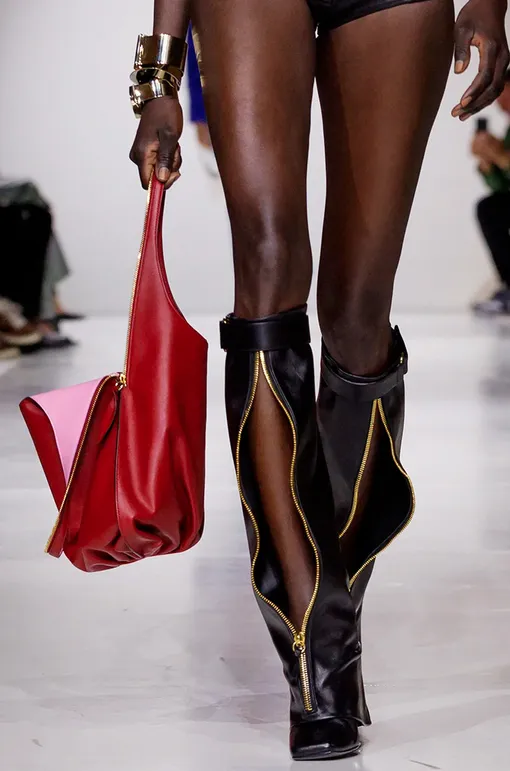 Givenchy, весна-лето 2027. Сумка Givenchy Cut Hobo Givenchy, весна-лето 2027. Сумка Givenchy Cut Hobo