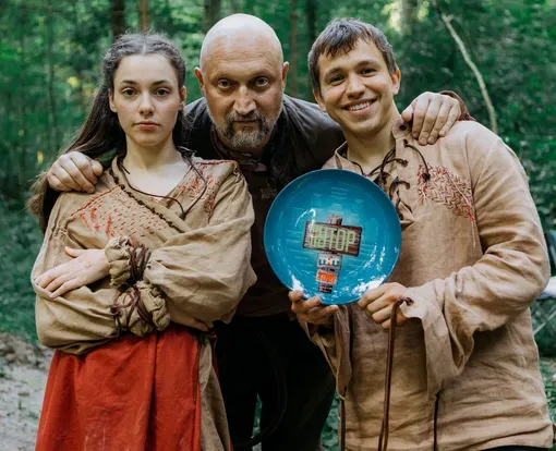 Исполнители главных ролей в сериале «Хутор» Александра Дроздова, Гоша Куценко и Сергей Романович Исполнители главных ролей в сериале «Хутор» Александра Дроздова, Гоша Куценко и Сергей Романович