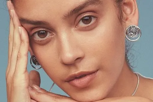 Звезды в небе горят: яркие новогодние образы c бижутерией Max&Co x Swarovski Звезды в небе горят: яркие новогодние образы c бижутерией Max&Co x Swarovski