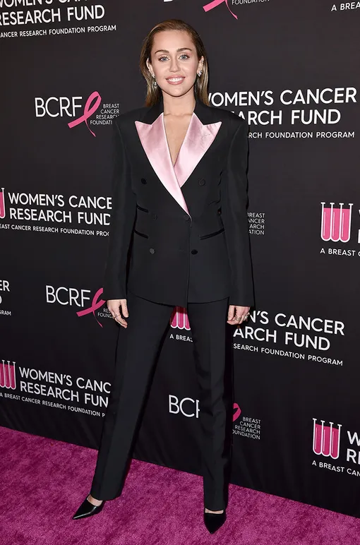 Майли Сайрус на гала-ужине фонда The Women's Cancer Research Fund, 2019 год Майли Сайрус на гала-ужине фонда The Women's Cancer Research Fund, 2019 год