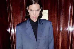 Облегающее мини, косуха и черные ботфорты: Ирина Шейк показала, как выглядит по вечерам Облегающее мини, косуха и черные ботфорты: Ирина Шейк показала, как выглядит по вечерам