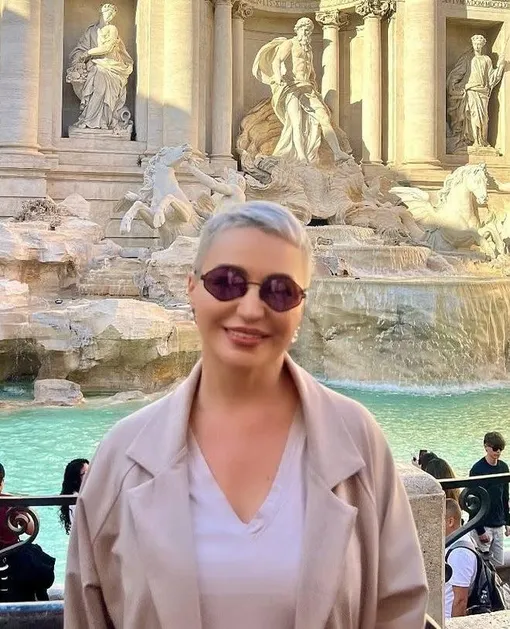 Катя Лель возле фонтана Треви в Риме Катя Лель возле фонтана Треви в Риме