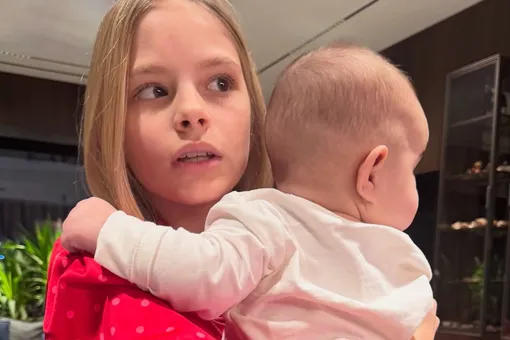 Мать Тимати показала трогательные фото внучки Эммы на руках у сводной сестры Алисы Мать Тимати показала трогательные фото внучки Эммы на руках у сводной сестры Алисы