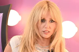 Майли Сайрус с женихом, мамой и сестрой появилась на премьере