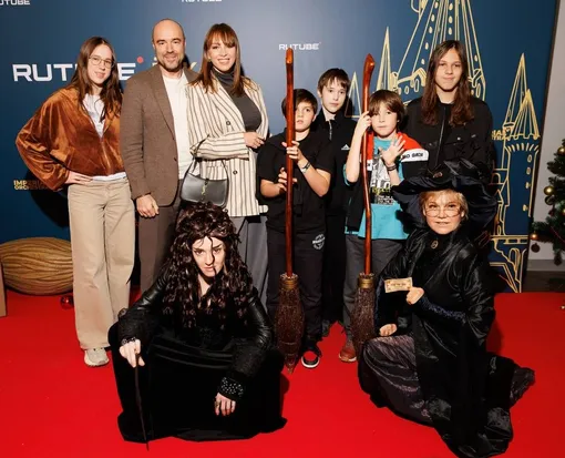 Роман Товстик и Полина Диброва с детьми на мероприятии