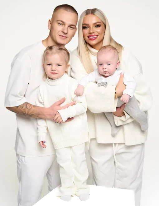 Дмитрий Козлов и Екатерина Шкуро с дочерью и сыном Дмитрий Козлов и Екатерина Шкуро с дочерью и сыном